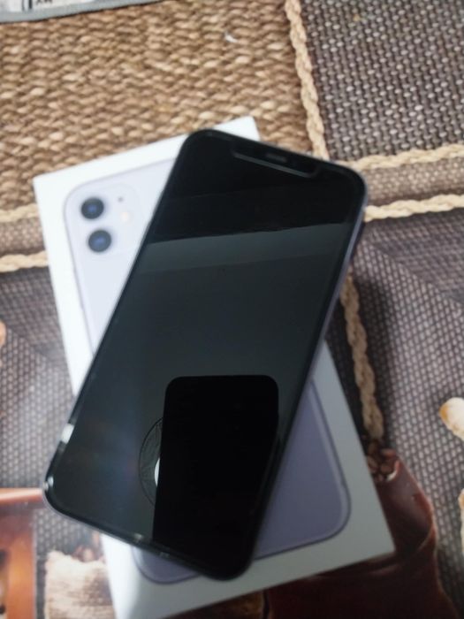 Iphone 11 без гаранция със 6 калъфа