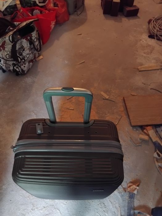 Куфари и сакове от 30 до 40 лв различни модели