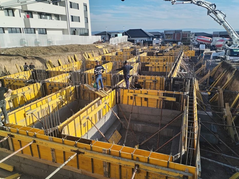 Executam case ,vile la rosu