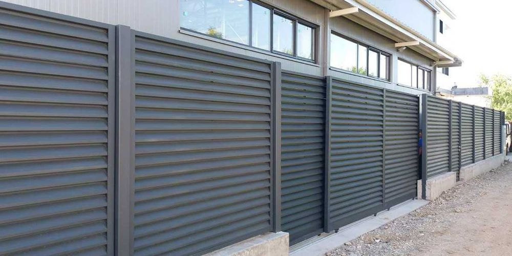 Garduri si porti din panouri stil jaluzele, sipca metalica, tabla cutata, plasa bordurata, fier forjat, BCA sau beton si alte modele disponibile