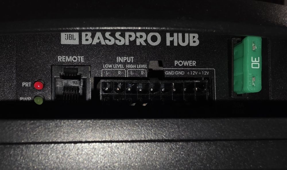 Vând subwoofer auto  JBL BassPro Hub