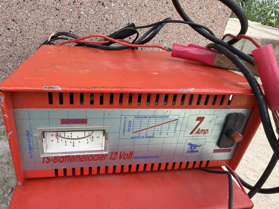 Зарядно устройство за акумулатор 6 и 12V
