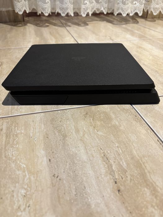 PS 4 Slim в отлично състояние