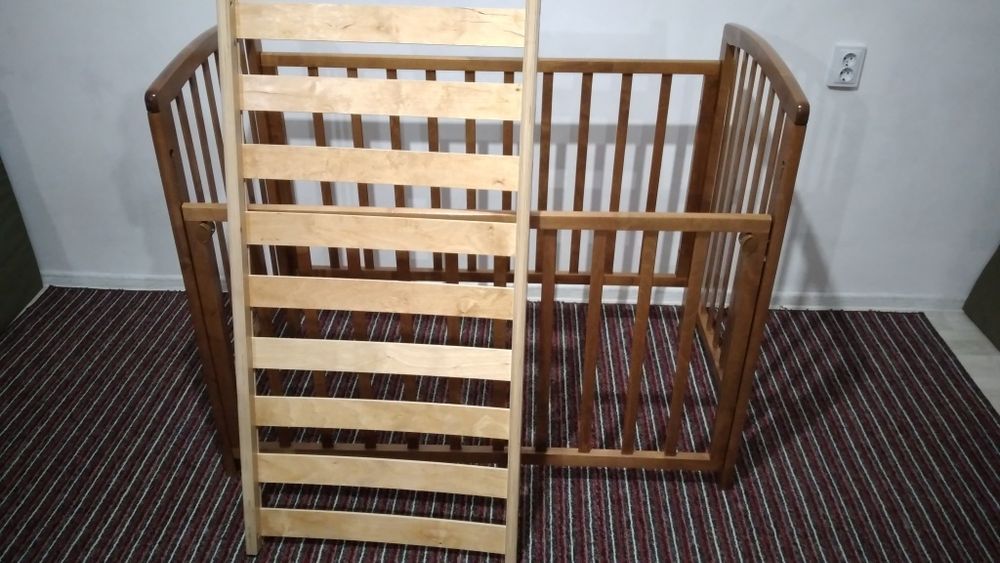 Манеж из дерева.