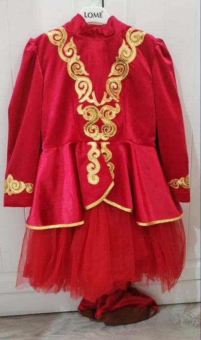 Разные  костюмы для девочки.