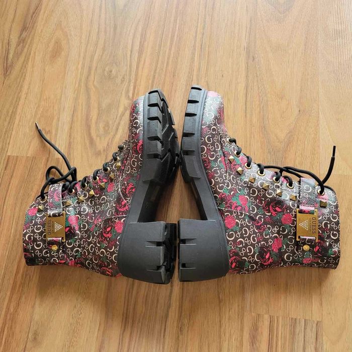 Guess чисто нови флорални ботушки