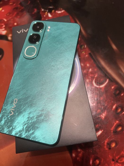 Продаю телефона Vivo 40.