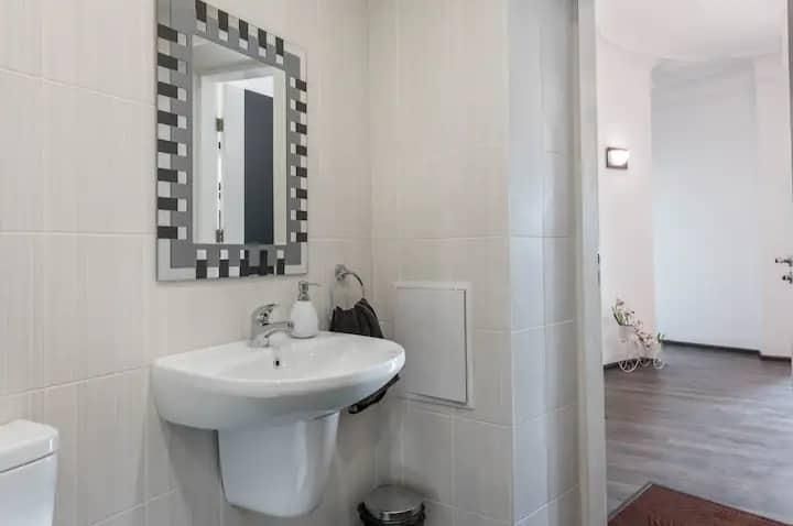 Дава се под наем Тристаен апартамент в Варна, Център - 110 кв.м за 1000 € - Снимка #7