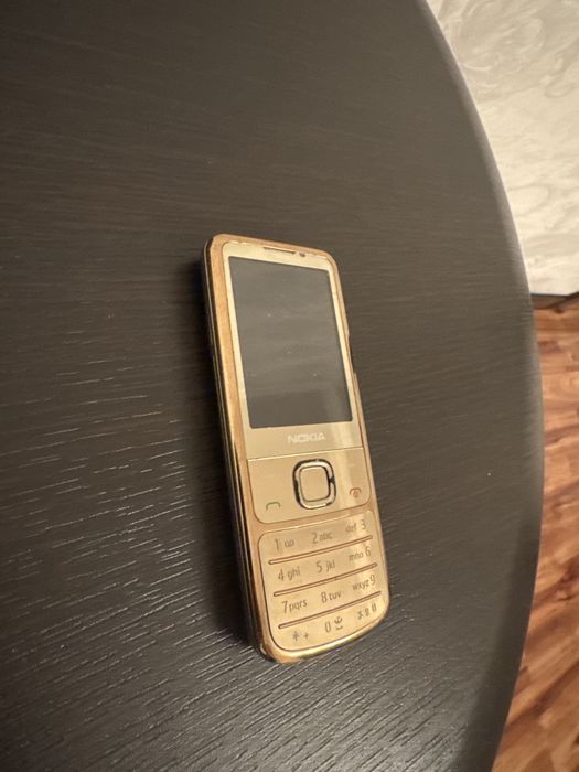 Nokia 6700 Classic Gold Edition.