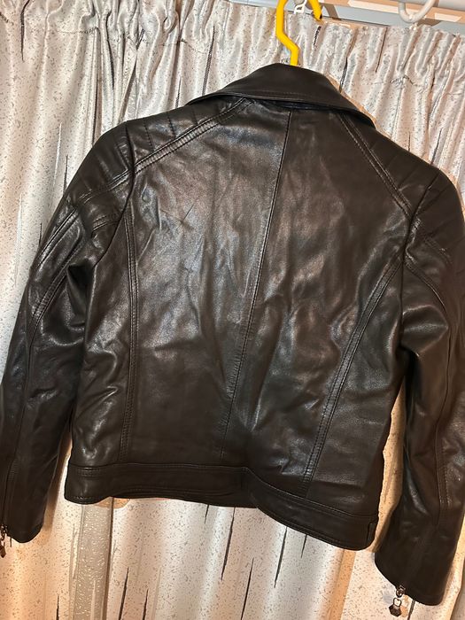 Vand geaca de dama neagra Philipp Plein, cu desing elegant, croiala biker, fermoar asimetric. Geaca este intr-o stare foarte buna.
