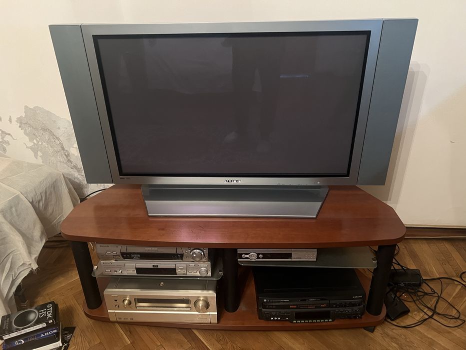 Домашний кинотеатр в комплекте.