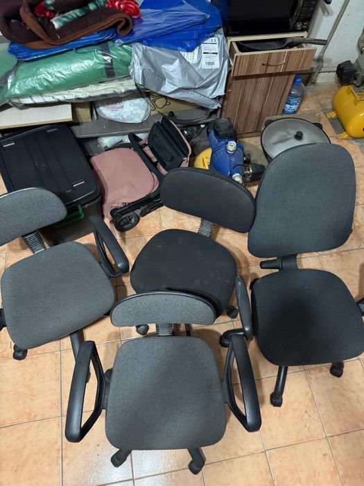 Продам офисные кресла на колесиках .