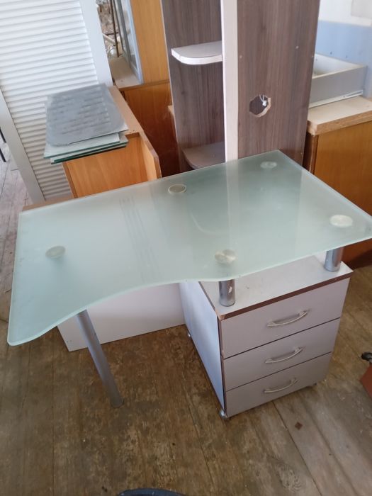 Бюро със стъклен плот
