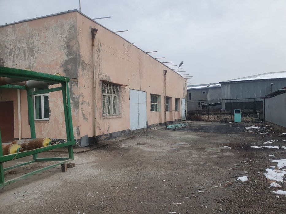 Здание сдается в аренду для производства и хранения.