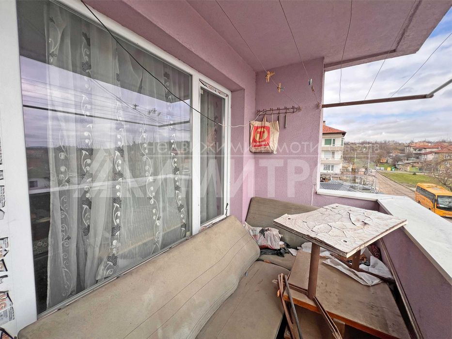 Продава тристаен апартамент 77 кв.м. в саниран блок в гр. Нови пазар.