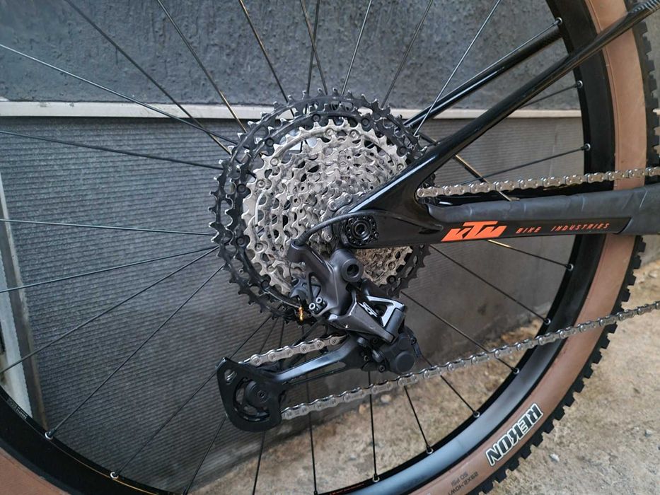 Карбонов велосипед КТМ