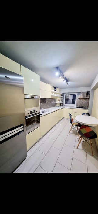 Inchiriez /  VAND  apartament cu  3 camere,bloc C.A.M 3,ULTRACENTRAL