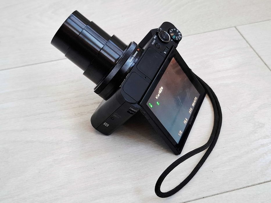 Sony Cyber-shot HX90 18.2MP, High zoom, 30x optical zoom lens, built in pop-up EVF, GPS, Wi-Fi, NFC