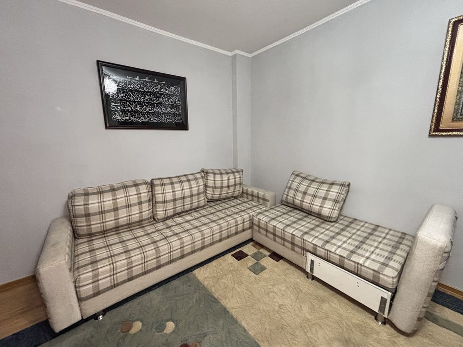 Диван угловой с подушками.