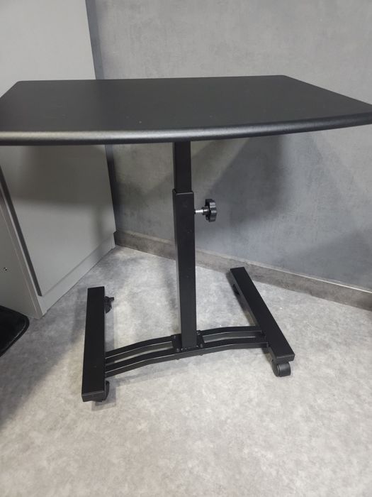 Столик на колёсиках