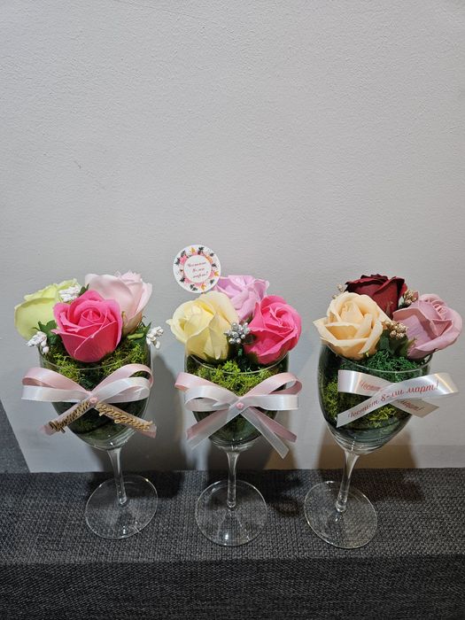 Рози със скандинавски мъх за всеки повод