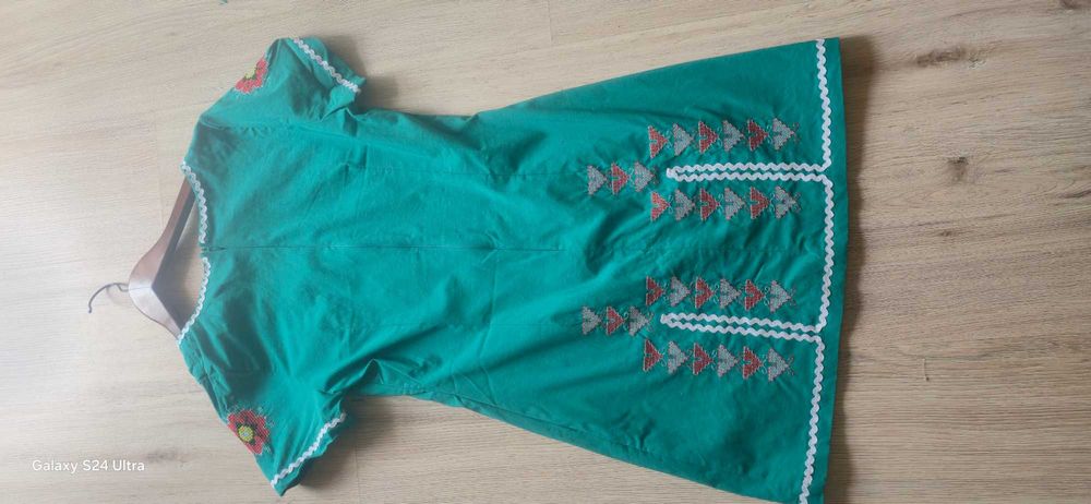 Рокля, зелена с шевица