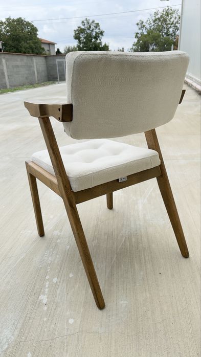 Дървени столове с тапицерия