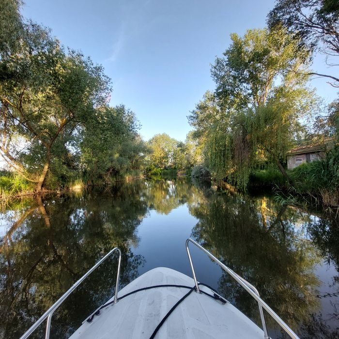 Plimbari cu barca, excursii si expeditii in Delta Dunarii.Turul deltei. Plecare din Murighiol, Mahmudia sau Sfantu Gheorghe. Excursii exclusiviste