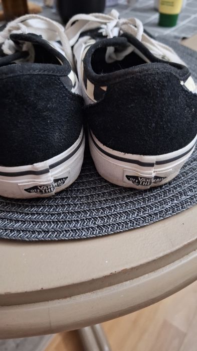 Черни кецове Vans и Адидас