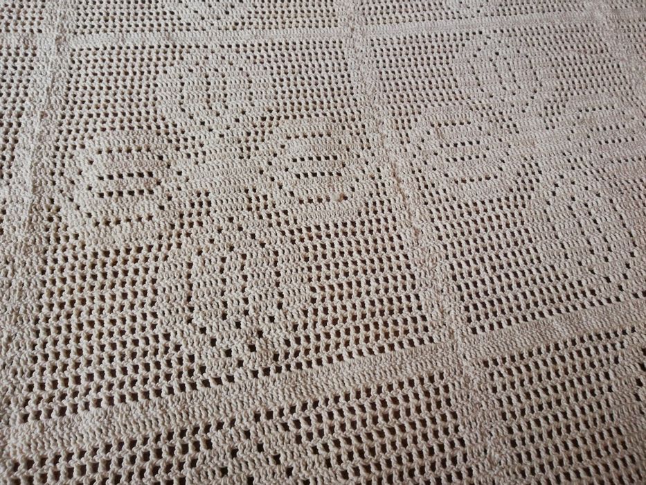 Покривка за легло плетена на една кука