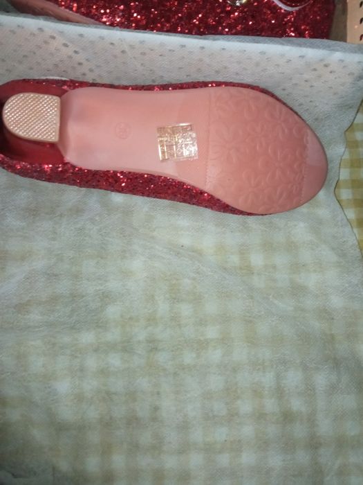 Pantofi fete-femei noi.