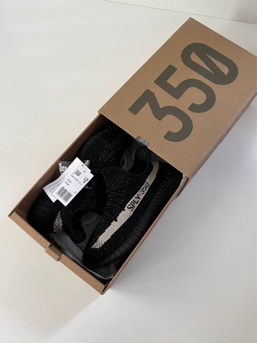 Отново Yeezy Boost 350 V2 'Oreo'