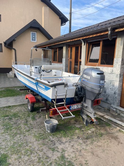 Barca Hellas trimaran și motor Yamaha 50 cp 4th