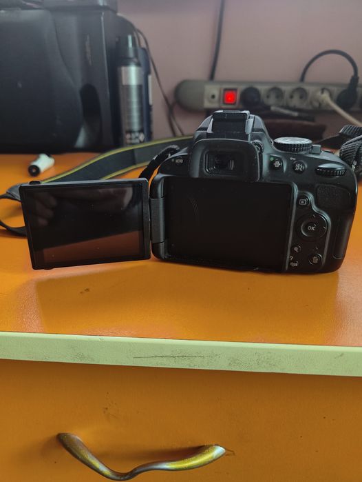 NIKON  D5100 със зарядно и две батерии