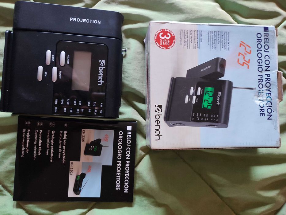 Часовник с радио и прожекция на цифри