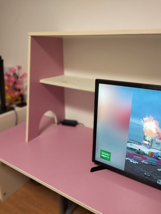 Vând birou  pentru fetițe,roz!