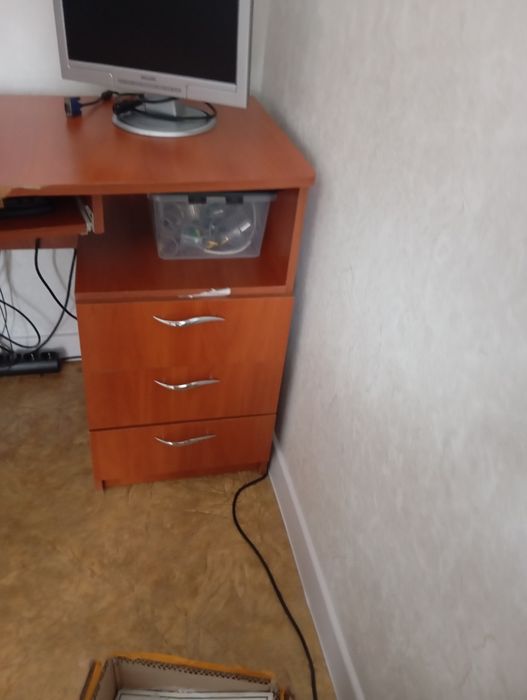 Продам компьютерный стол.