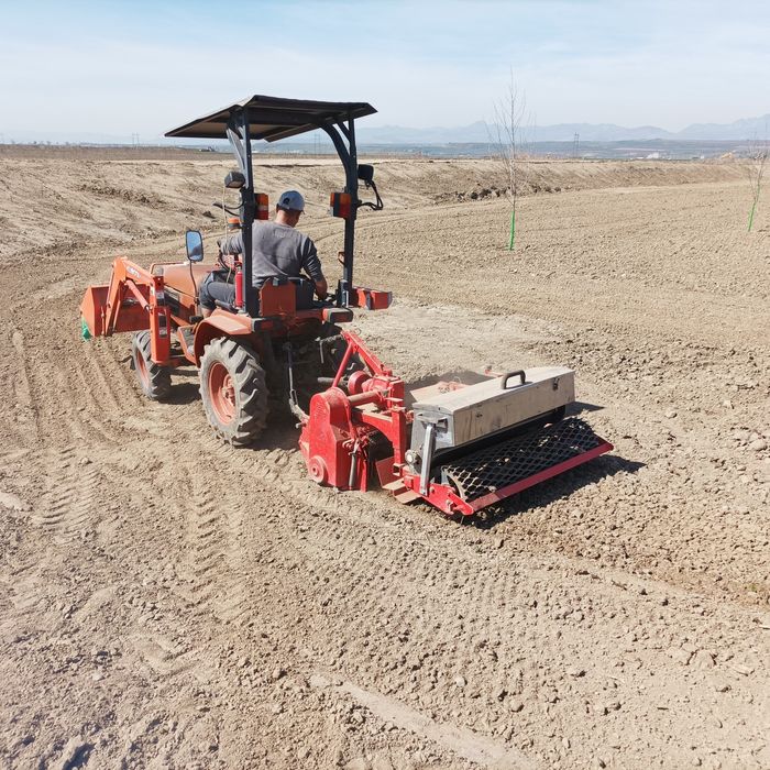 Închiriez tractor cu semănătoare de gazon
