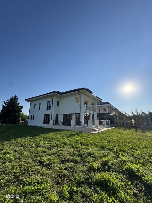 Particular , vila reprezentativa in cartier privat , pe malul lacului