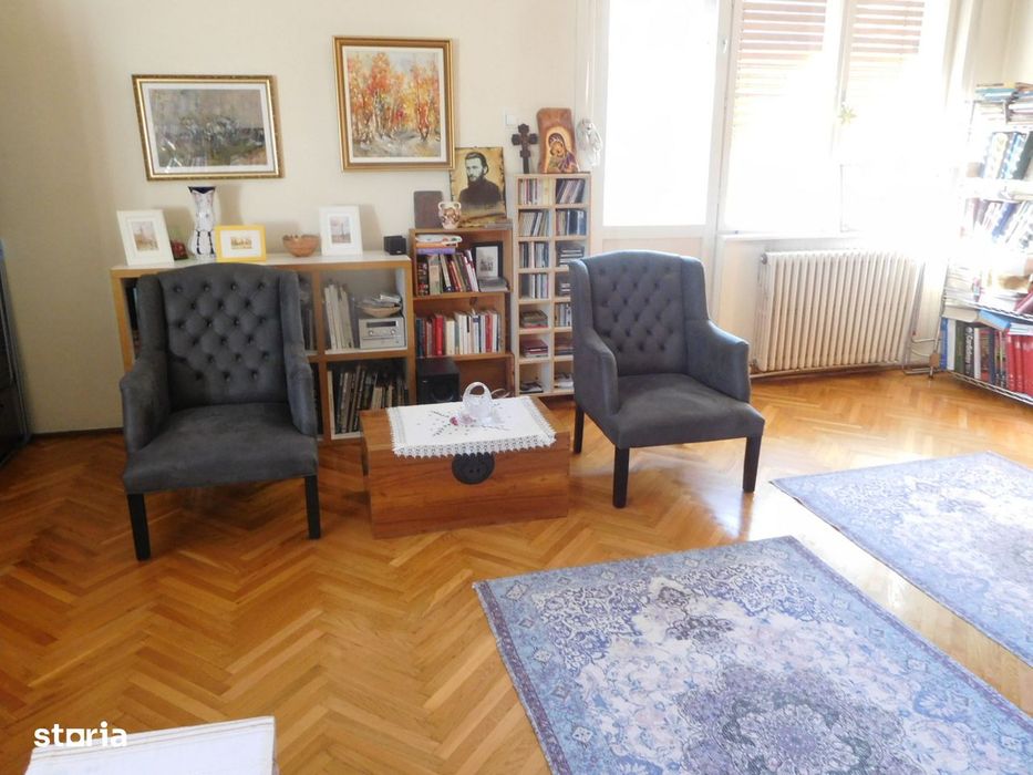 Apartament 6 camere, garaj și grădină în Centru