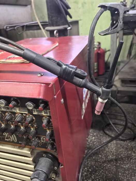 Продавам италиански заваръчен апарат AC DC