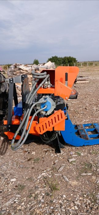 Vând presă (despicător) de spart lemne de foc Balfor, cu o forță de 35 de tone. Preț: 7.200 de euro.