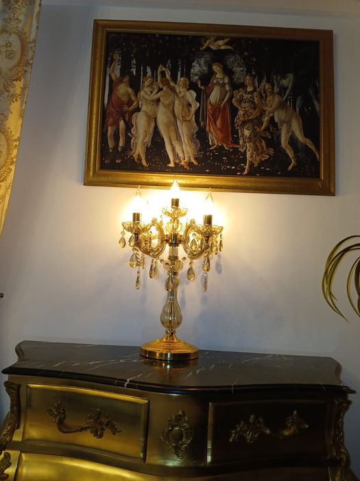 Set BAROC din lemn de fag masiv, reproducere Primavera, în stare impecabilă. Piesele sunt sculptate, fără uzură, potrivite pentru livinguri elegante.