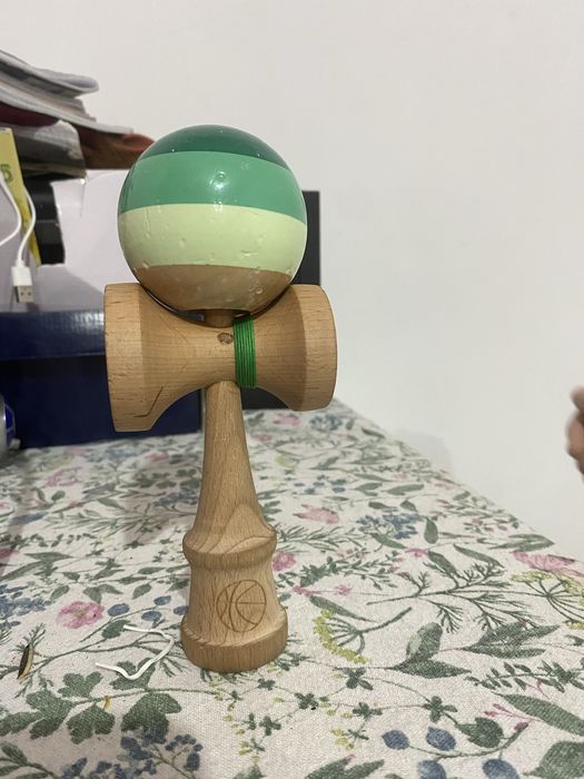 Vând kendama X super sticky din lemn 18cm verde mix,