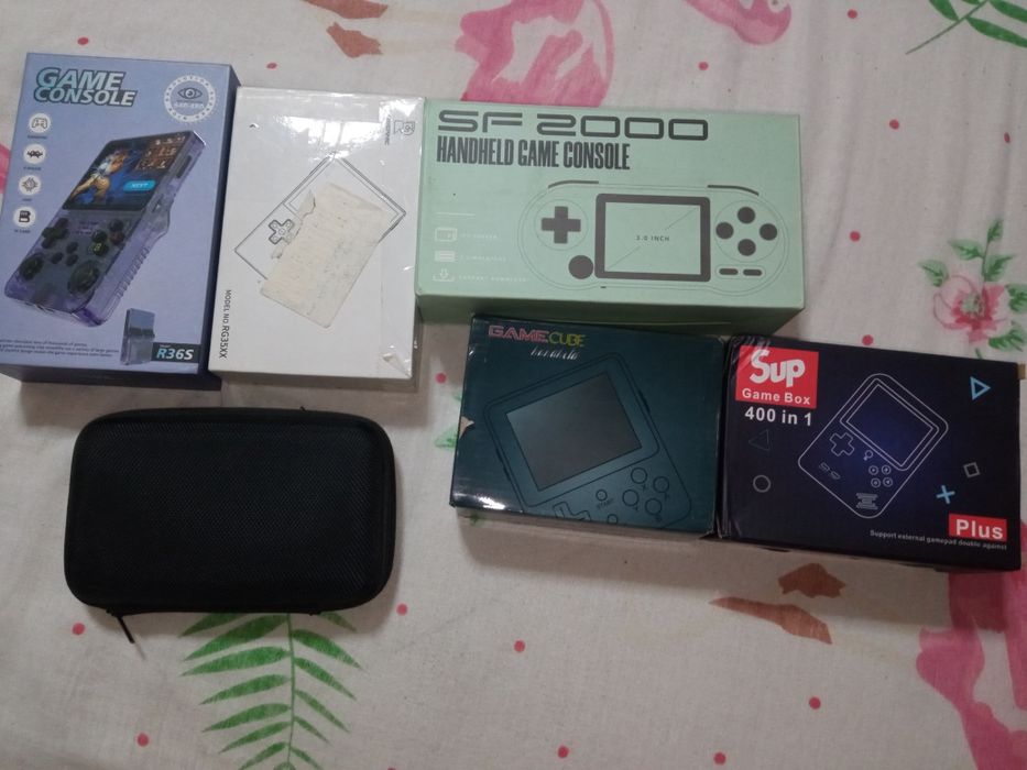 Vând console de jocuri