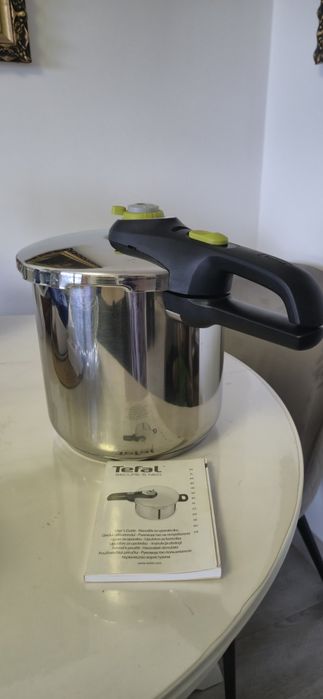 Vând oala sub presiune TEFAL SECURE 5 NEO, 8L