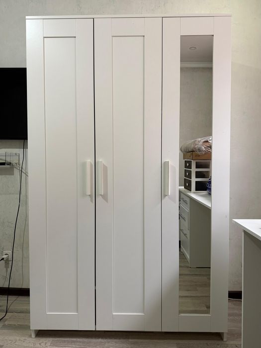 Трехдверный шкаф IKEA с зеркалом