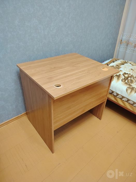 Продаётся офисный стол и два мягких кресла книжка Б/У