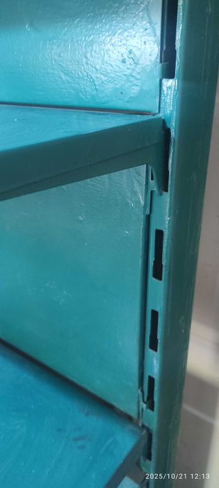 Метални рафтове от хранителен магазин