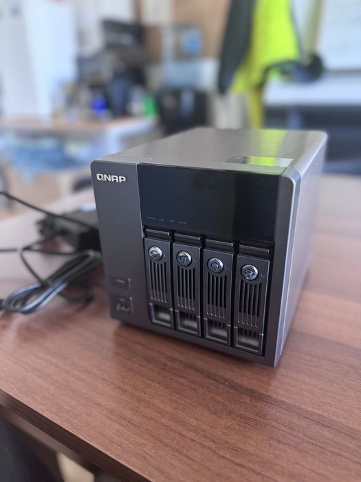 QNAP TS 410  NAS плюс 4 хард диска по 500GB